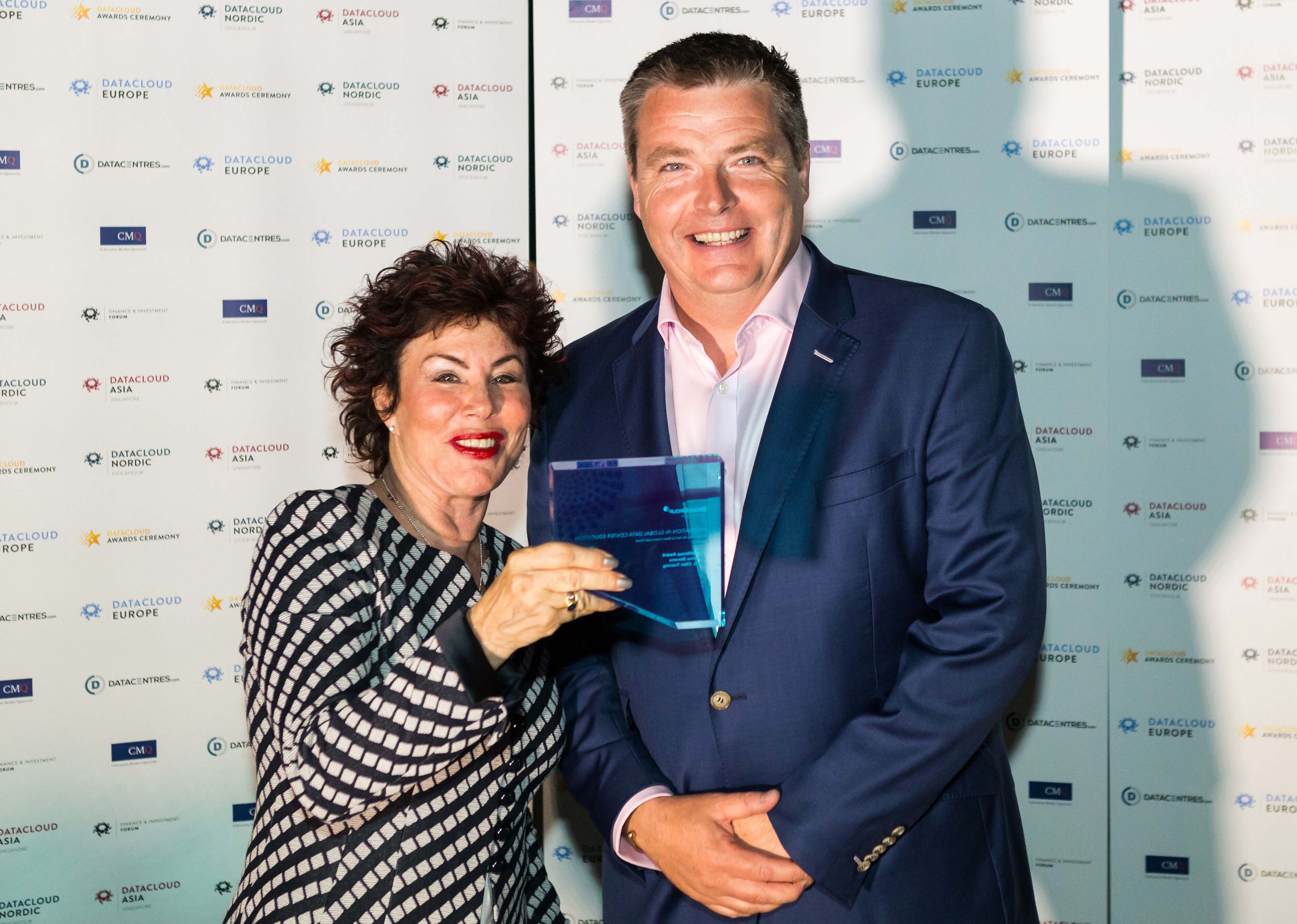 Ruby-Wax-hands-award-to-Andrew-Stevens-CEO-of-CNet-Training